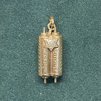 Médaille Pendentif Rouleau de la Torah Vintage or jaune 18 ct Poids 4.32 g